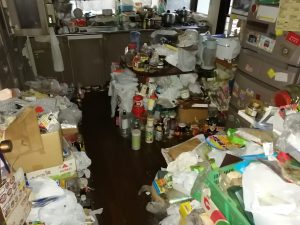台所も人ひとりが通る通路のみ。たくさんの調味料類、食品